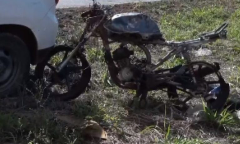 Moto de suspeito pega fogo após colisão com viatura da polícia na Leste-Oeste