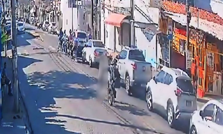 Motociclista empina moto, atropela e mata homem de 60 anos em MG