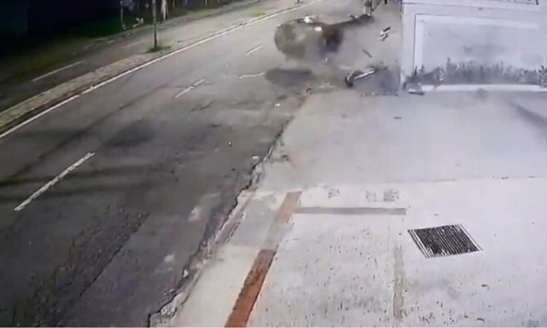 Motorista é autuado por duplo homicídio após acidente que matou jovens na Serra