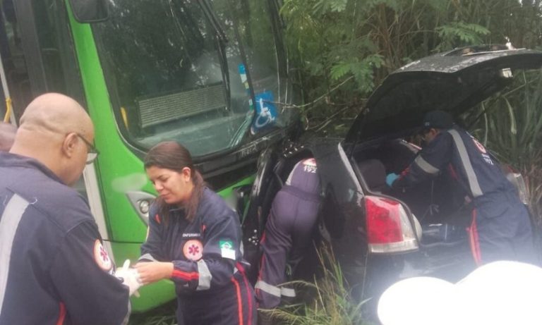 Motorista fica preso às ferragens após acidente com ônibus em Cachoeiro