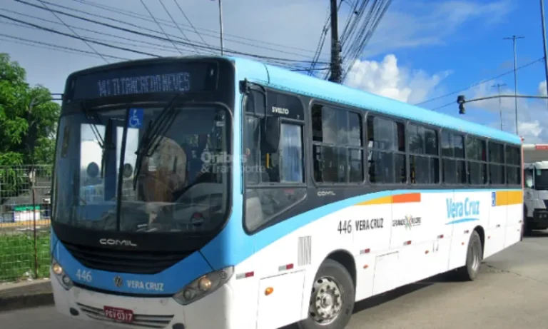 Motorista leva ônibus para delegacia após notar assédio, e homem é preso
