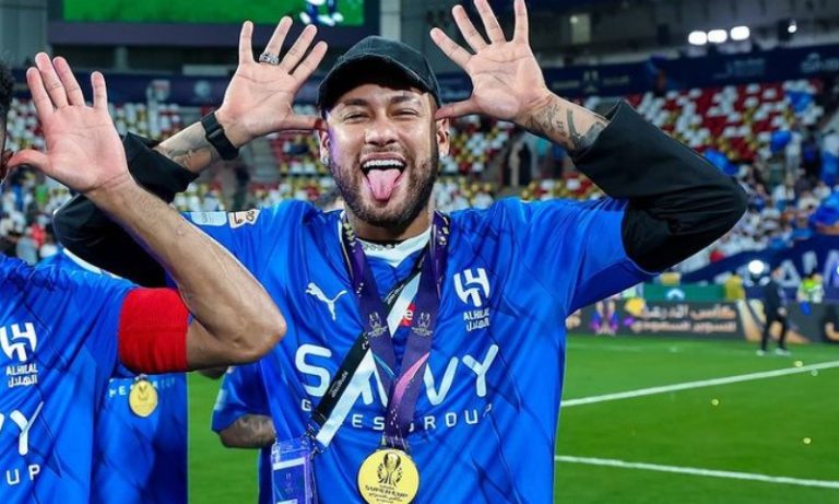 Neymar recebe medalha por título do Al-Hilal e brinca: ‘Igual escola’