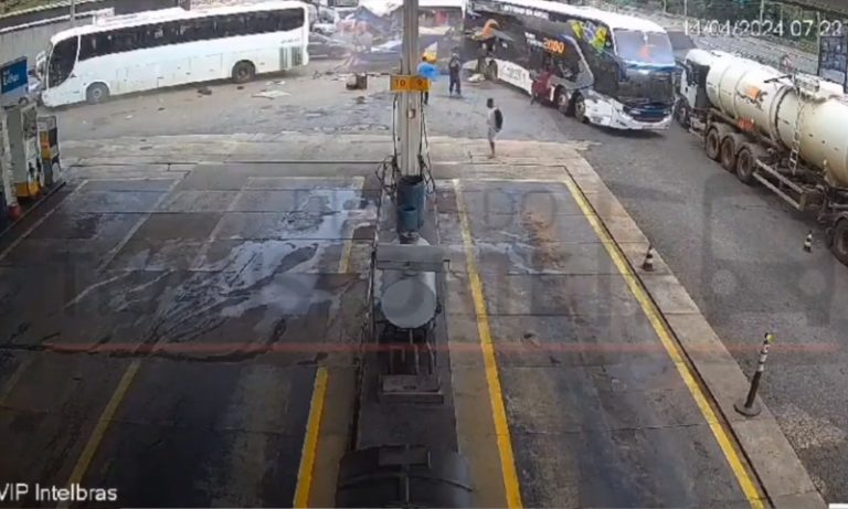 Ônibus invade posto de gasolina, bate e deixa pelo menos 20 feridos