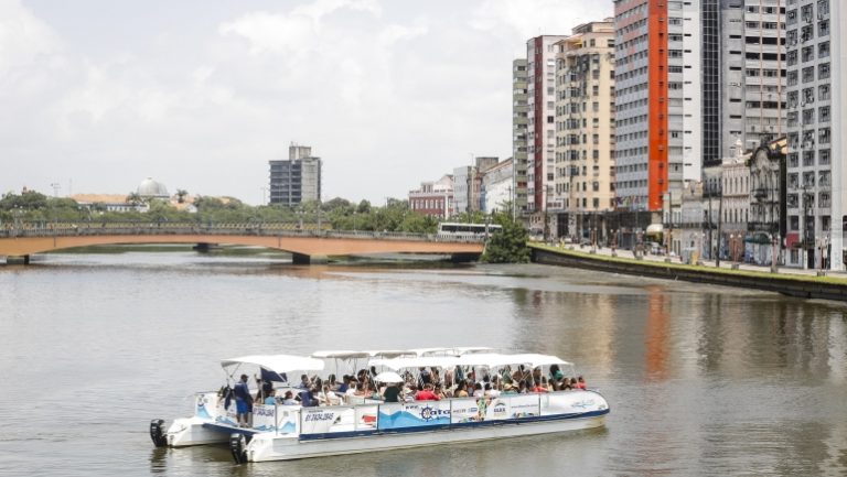 Passeios de Catamarã, de bicicleta e a pé com guia. Tudo de graça