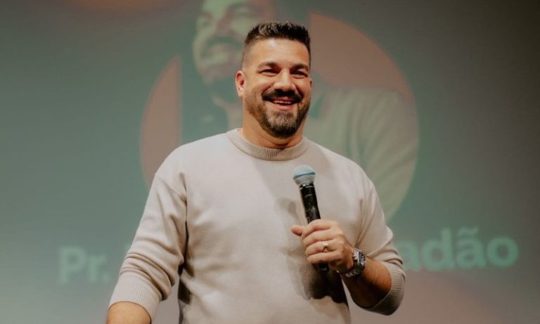 Pastor Felippe Valadão é indiciado por intolerância religiosa após discurso no RJ