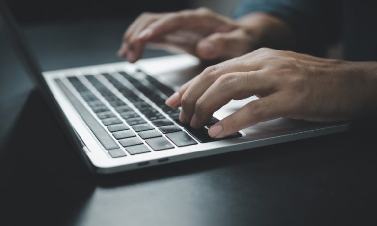 Pesquisa revela dificuldade de idosos com tecnologia no trabalho