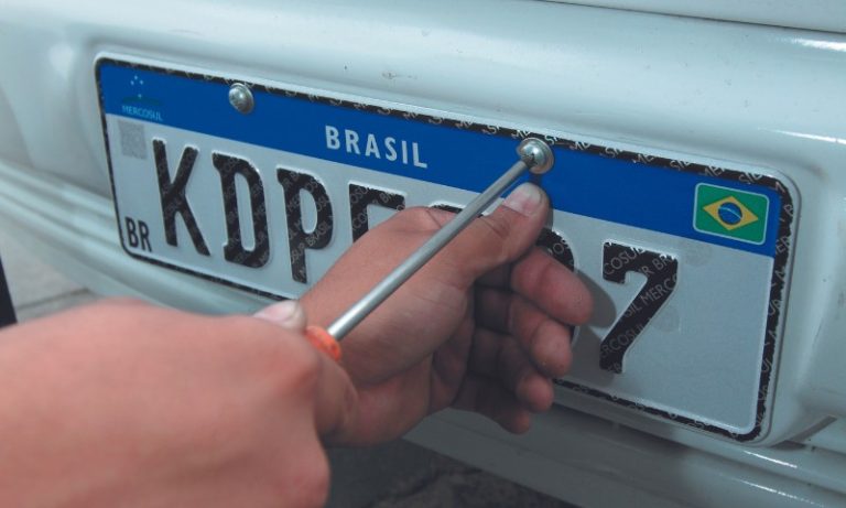 Placas de veículos podem voltar a ter dados de município e estado
