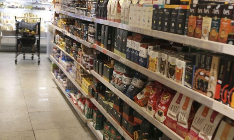 Preços dos alimentos sobem menos em março, mas ainda pressionam consumidor