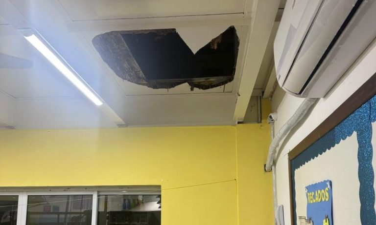 Piso de sala de aula rui e professora cai de um andar para outro em Vitória