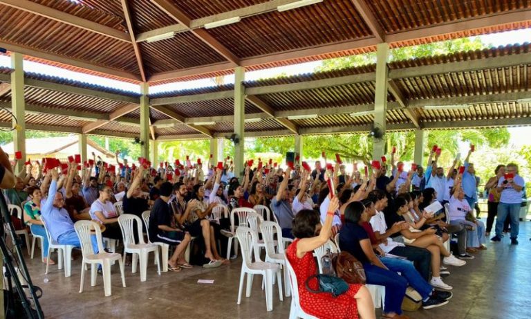 Professores da UFPE rejeitam proposta de reajuste do governo e mantêm greve