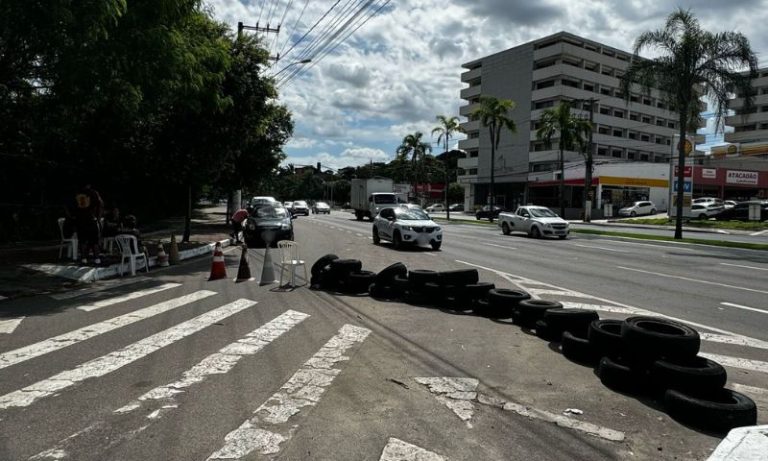 Professores liberam entrada, mas estudantes bloqueiam portões da Ufes