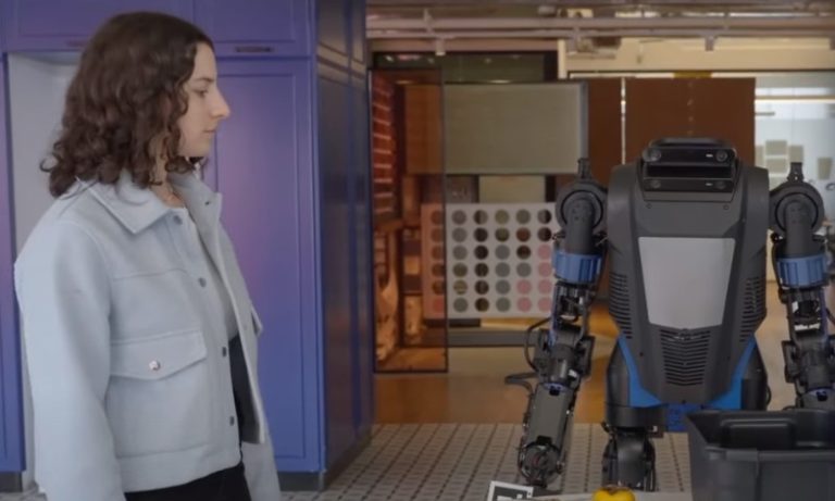Robô humanoide realiza tarefas domésticas por meio de inteligência artificial