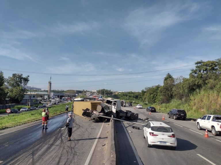 Rodovia do Contorno é interditada após acidente