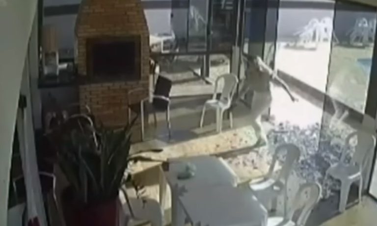 Suspeita de duplo assassinato em MT sorriu e apontou arma para câmera após o crime