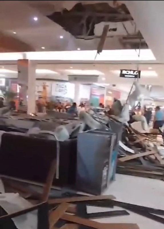 Teto da Praça de Alimentação do Shopping Tacaruna desaba por conta da chuva