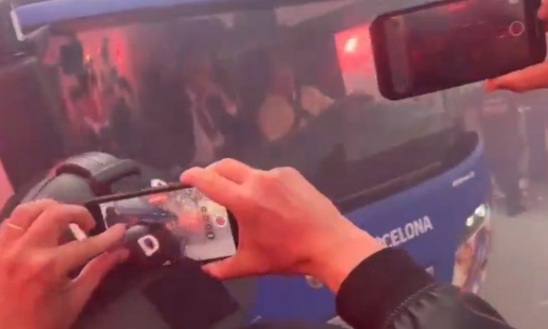 Torcedores do Barcelona se confundem e acertam pedras no ônibus do clube