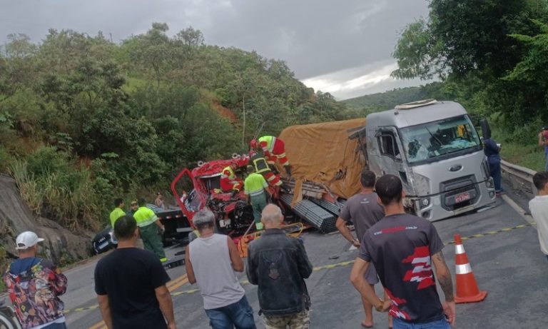 Trânsito é interditado nos dois sentidos da BR-101 após acidente na Serra
