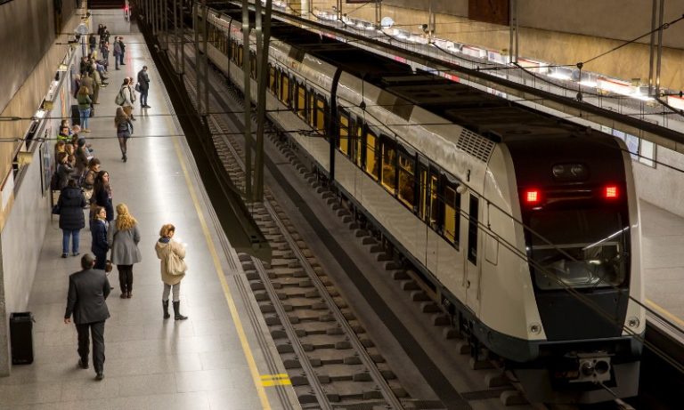 Trem atinge mãos de passageiro no metrô de SP