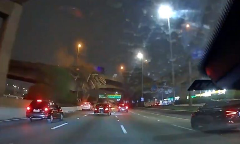 VÍDEO | Carreta tomba em viaduto, e carga de madeira cai sobre veículos em SP
