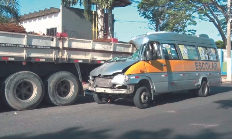 Van escolar envolvida em acidente estava com desgaste em pneus e sem inspeção