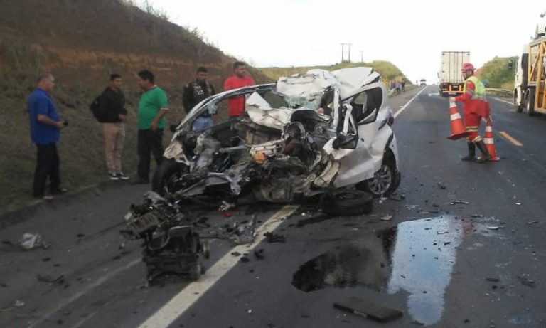 Acidente envolvendo carro e carreta deixa um morto na BR-101 em Aracruz