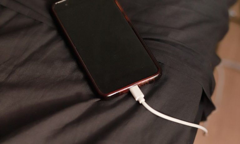 Adolescente sofre choque elétrico ao mexer em celular carregando e morre no Piauí