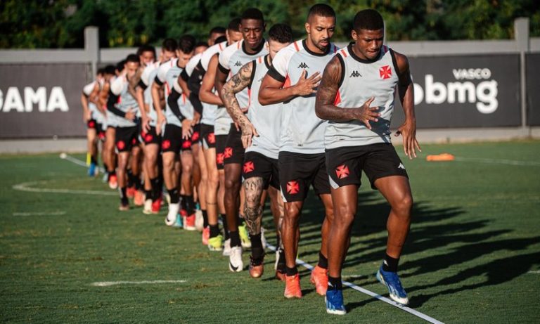 Ainda sem técnico, Vasco desafia Athletico-PR para reagir no Brasileirão