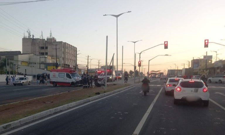 Ambulância do Samu se envolve em acidente na Serra