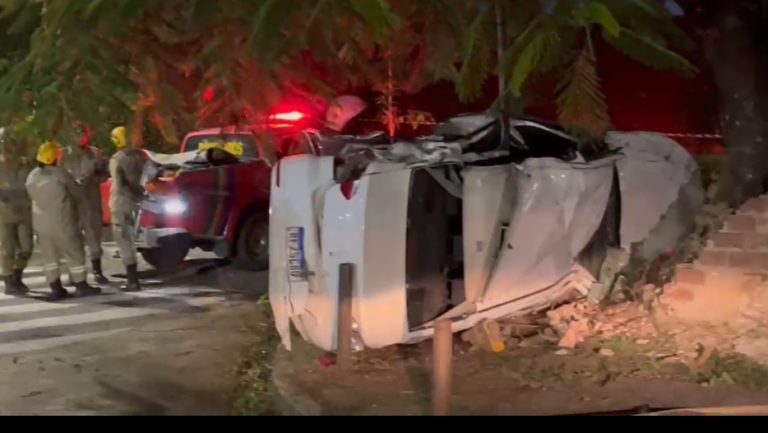 Assaltantes roubam carro e na fuga sofrem acidente. Um dos bandidos morre