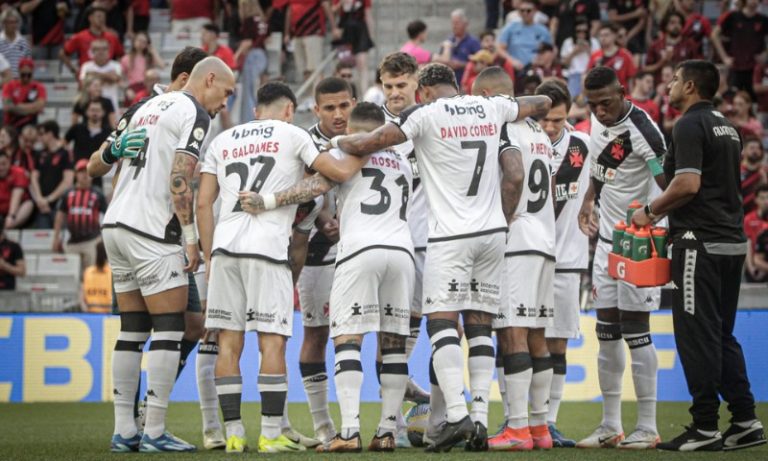 Athletico-PR vence a 8ª seguida em casa e afunda o Vasco