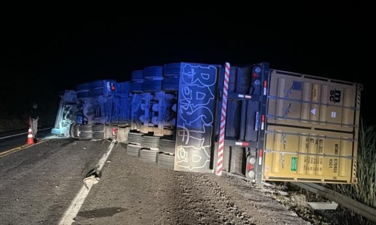 BR-101 é parcialmente interditada após carreta tombar em Aracruz