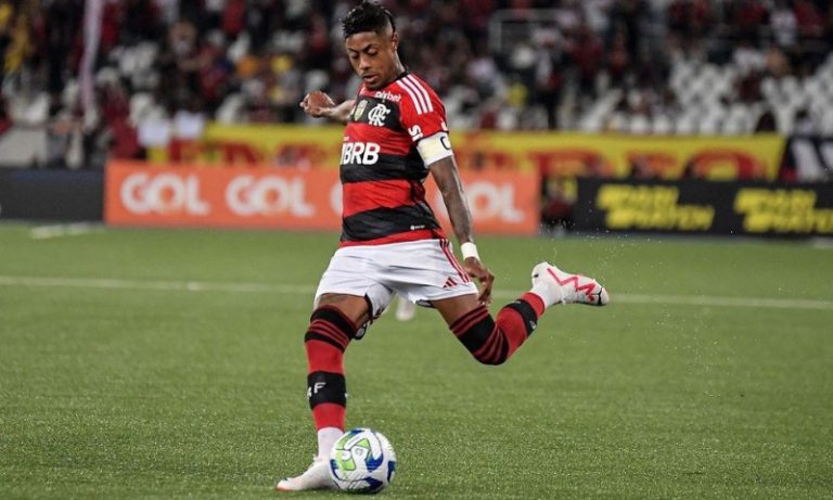 Bruno Henrique desfalca o ataque do Flamengo diante do Corinthians no Maracanã