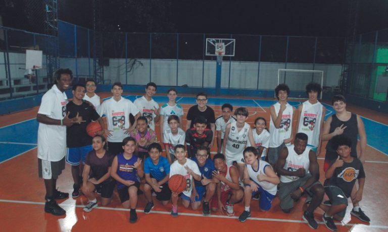 Campeão de basquete ajuda a transformar a vida da garotada
