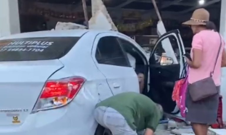 Carro invade bar e acidente deixa três pessoas feridas no Norte do ES