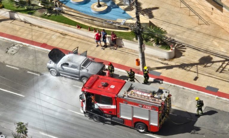 Carro pega fogo e assusta moradores na Enseada do Suá