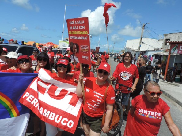 Centrais sindicais celebram o 1º de Maio em Brasília Teimosa, Zona Sul do Recife