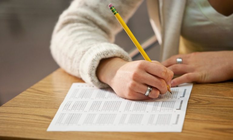 Cidade do ES isenta mulheres vítimas de violência de taxas de concurso. Entenda