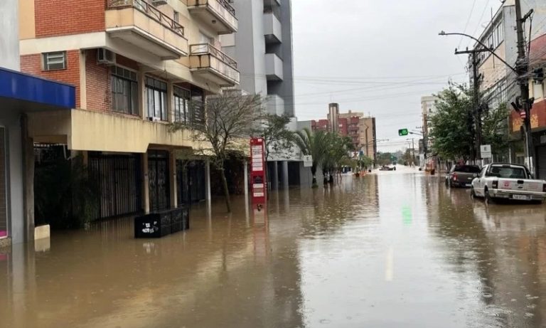 Com previsão de mais chuvas, cidades do RS enfrentam pior enchente da história
