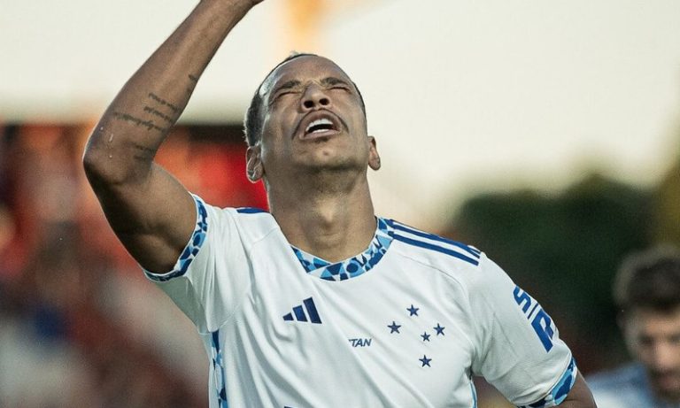 Cruzeiro vence o Atlético-GO em Goiânia e se aproxima dos líderes do Brasileirão