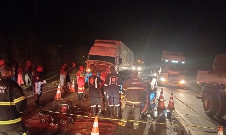 Duas pessoas morrem em acidente entre carro e caminhão na BR-101 no ES
