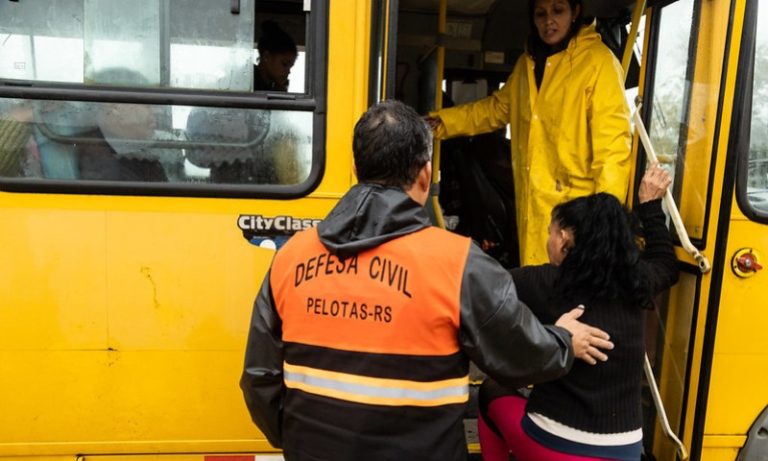 Em Pelotas, moradores de 24 bairros precisam deixar casas por risco de inundação
