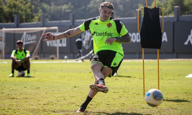Em busca de recuperação no Brasileiro, Vasco e Vitória se enfrentam em São Januário