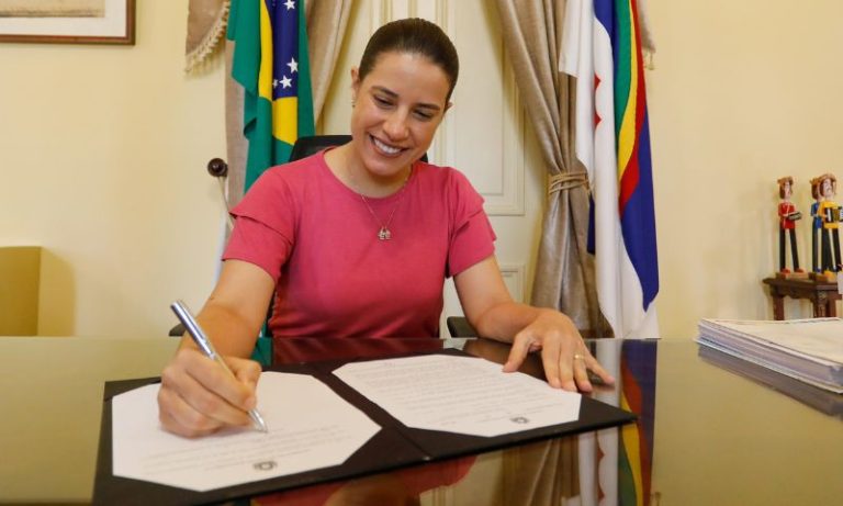 Raquel Lyra sanciona lei que redefine faixas salariais da PM e dos Bombeiros