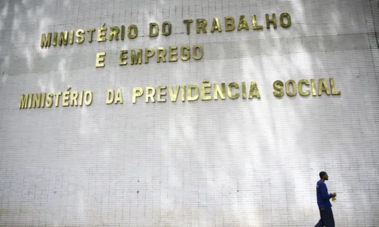 Governo adia novamente portaria que restringe trabalho aos feriados