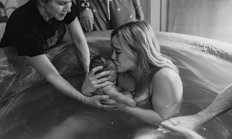Hilary Duff dá à luz seu quarto bebê, em parto domiciliar na banheira