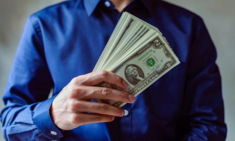 Homem com câncer ganha R$ 6,7 bilhões em loteria