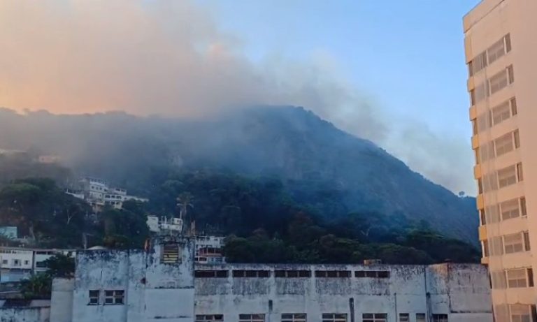 Incêndio provoca nuvem de fumaça no centro de Vitória