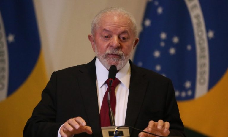 Lula diz que governo deve fazer acordo com professores federais em greve