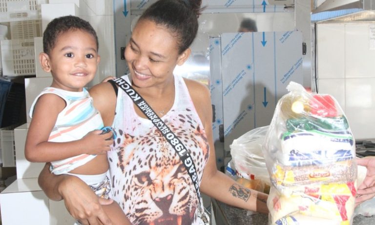 Mais de 10 toneladas de alimentos doados para famílias carentes em Vitória