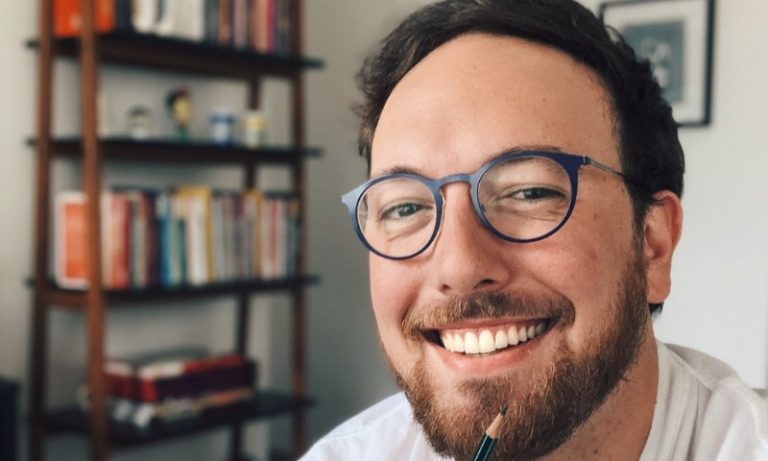 “Medo da solidão pode nos fazer aceitar relações tóxicas”, analisa escritor